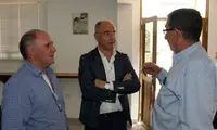  Camba conversa con el presidente de la HG Val., Manuel Fajín –izda.–, y con el cónsul honorario de España en Carabobo, Francisco Rey –dcha.–.