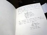 Firma del expresidente Carlos Saúl Menem y de su edecán militar.