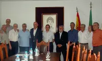 El secretario xeral de Emigración posa junto a directivos durante su visita a la sociedad 'Rosalía de Castro'. 