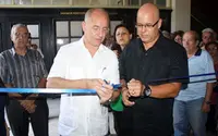  Santiago Camba, junto a Sergio Toledo, inaugura la biblioteca. 