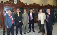Miras Portugal, en la sala de trofeos del Centro Asturiano de México. 