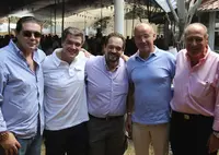 Santiago Camba posó con algunos de los asistentes a la romería. 