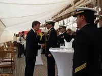 Momento de la llegada de Feijóo al buque escuela 