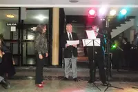 Estela Menéndez, secretaria de la&nbsp;Asociación Española de S.M. de Punta Alta retiró la distinción correspondiente a&nbsp;&nbsp;Reynaldo Edmundo Garaycochea&nbsp;a moción de esa institución