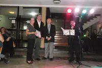 Jorge Gutiérrez presidente de la&nbsp;&nbsp;Asociación Española de S.M. de Tornquist junto a Antonio Reus Tous, entregaron el diploma a una sorprendida&nbsp;Magdalena Cristina Sendín Vizcaya&nbsp;conocida por todos como&nbsp;"Charito de Madrid"