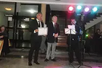 María Isabel Hidalgo presidenta de la Sociedad Española de S.M. de Casbas y Antonio Reus Tous le entregaron el diploma correspondiente a&nbsp;Juan Climaco Butrón,&nbsp;presentado por la Sociedad Española casbense