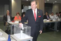 Votando Federación de Instituciones Españolas en Uruguay (Torres Cantalapiedra)