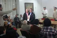 Entrega del escudo de la entidad a Sergio Bordoni
