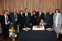 directivos club español con torta de 138 aniversario