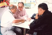 Amarelo en una cafeteria