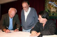 23.Pampin y Lores firman solicitada 2