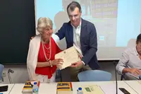 Herrero entrega diploma
