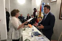 Adelaida entrega libros a Feijoo