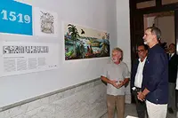 Su Majestad el Rey en la exposición de láminas sobre el libro acompañado por el ilustrador, Javier Mariscal  
