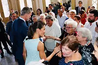 Don Felipe y Doña Letizia reciben el saludo de las personas asistentes a la recepción a la colectividad española residente en la República de Cuba  2