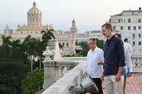 Don Felipe en la azotea observa el solar para la construcción de una nueva sede para el Consulado de España en La Habana  