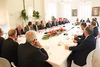 Don Felipe durante la reunión mantenida con empresarios españoles en Cuba  2