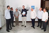 Don Felipe con el ejemplar del libro  