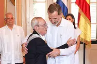 Don Felipe felicita al historiador de la ciudad de La Habana, Eusebio Leal, tras imponerle la Gran Cruz de Carlos III  