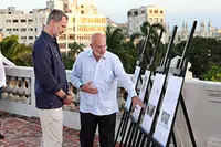 Don Felipe recibe explicaciones del proyecto para la construcción de una nueva sede para el Consulado de España en La Habana  