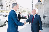 Su Majestad el Rey es recibido por el embajador de España en la República de Cuba, Juan Fernández Trigo, a su llegada al Gran Teatro de La Habana %22Alicia Alonso%22  