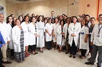 Fotografía de grupo de Sus Majestades los Reyes con una representación de los trabajadores del Centro de Inmunología Molecular  