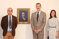 Sus Majestades los Reyes acompañados por el director del Museo de Bellas Artes cubano, ante el autorretrato de Goya, cedido temporalmente por el Museo Nacional del Prado  
