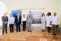 Sus Majestades los Reyes junto al cuadro que han donado con motivo de su visita %22El mar que nos une%22  