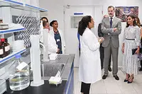 Sus Majestades los Reyes conversan con trabajadores del Centro de Inmunología Molecular  