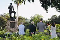 Sus Majestades los Reyes durante su visita al Memorial de la Loma de San Juan  