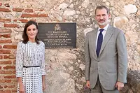 Sus Majestades los Reyes frente a una placa de bronce de su visita  
