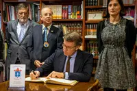 S001 Santander (Cantabria) 14/12/2019
El presidente de la Xunta de Galicia, N˙Òez FeijoÛ(c), firma en el libro del Centro Gallego en Santander al que ha acudido hoy por su 100 aniversario.A su lado la alcaldesa de Santander, Gema Igual (d)y el presidente del Centro (i)

FOTO/ROM¡N G. AGUILERA