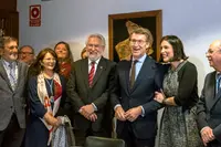 S003 Santander (Cantabria) 14/12/2019
El presidente de la Xunta de Galicia, N˙Òez FeijoÛ(c), firma en el Centro Gallego en Santander al que ha acudido hoy por su 100 aniversario.A su lado la alcaldesa de Santander, Gema Igual (d)y el presidente del Parlamento de la Xunta, Miguel ¡ngel Santalices(i)

FOTO/ROM¡N G. AGUILERA