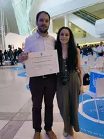 Alejandro Javier López, con su novia