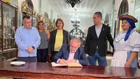 Firmando en el Libro de Oro del Hogar Canario