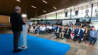 O presidente da Xunta, Alfonso Rueda, acompañado polo conselleiro de Cultura, Educación e Formación Profesional, Román Rodríguez, e do secretario xeral da Emigración, Antonio Rodríguez Miranda, participa no acto de recepción aos beneficiarios do programa Retorna Talento FP no curso académico 2022/2023.