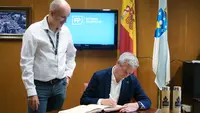 O presidente da Xunta, Alfonso Rueda, acompañado polo conselleiro de Cultura, Educación e Formación Profesional, Román Rodríguez, e do secretario xeral da Emigración, Antonio Rodríguez Miranda, participa no acto de recepción aos beneficiarios do programa Retorna Talento FP no curso académico 2022/2023.