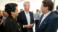 O presidente da Xunta, Alfonso Rueda, acompañado polo conselleiro de Cultura, Educación e Formación Profesional, Román Rodríguez, e do secretario xeral da Emigración, Antonio Rodríguez Miranda, participa no acto de recepción aos beneficiarios do programa Retorna Talento FP no curso académico 2022/2023.