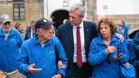 O presidente da Xunta, Alfonso Rueda, sauda ás persoas participantes no Programa Reencontros con Galicia. Escalinata exterior do Mosteiro de San Martiño Pinario, 18/10/23.