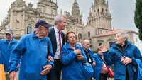 O presidente da Xunta, Alfonso Rueda, sauda ás persoas participantes no Programa Reencontros con Galicia. Escalinata exterior do Mosteiro de San Martiño Pinario, 18/10/23.