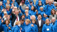 O presidente da Xunta, Alfonso Rueda, sauda ás persoas participantes no Programa Reencontros con Galicia. Escalinata exterior do Mosteiro de San Martiño Pinario, 18/10/23.