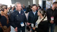 O presidente da Xunta, Alfonso Rueda, dálle a benvida aos beneficiarios e beneficiaros do programa Bolsas de Excelencia Mocidade Exterior (BEME). CEIP Plurilingüe do Camiño Inglés de Sigüeiro, 21/10/23.