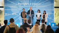 O presidente da Xunta, Alfonso Rueda, dálle a benvida aos beneficiarios e beneficiaros do programa Bolsas de Excelencia Mocidade Exterior (BEME). CEIP Plurilingüe do Camiño Inglés de Sigüeiro, 21/10/23.