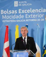 O presidente da Xunta, Alfonso Rueda, acompañado do conselleiro de Emprego, Comercio e Emigración, José González, e o conselleiro de Educación, Ciencia, Universidades e FP, Román Rodríguez, asiste á entrega de diplomas dos beneficiarios do programa BEME 2023/2024 (Bolsas de Excelencia Mocidade Exterior). Cidade da Cultura, 11/6/24.