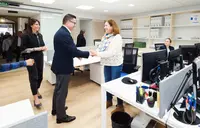 O conselleiro de Emprego, Comercio e Emigración, José González, e a conselleira de Vivenda e Planificación de Infraestruturas, María Martínez Allegue, participan nas xornadas de portas abertas da nova sede da Secretaría Xeral da Emigración e da Oficina Integral de Asesoramento e Seguimento ao Retorno no marco da Semana da Administración Aberta. Santiago, 14/6/24.