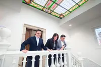 O conselleiro de Emprego, Comercio e Emigración, José González, e a conselleira de Vivenda e Planificación de Infraestruturas, María Martínez Allegue, participan nas xornadas de portas abertas da nova sede da Secretaría Xeral da Emigración e da Oficina Integral de Asesoramento e Seguimento ao Retorno no marco da Semana da Administración Aberta. Santiago, 14/6/24.