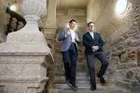 O conselleiro de Emprego, Comercio e Emigración, José González, e a conselleira de Vivenda e Planificación de Infraestruturas, María Martínez Allegue, participan nas xornadas de portas abertas da nova sede da Secretaría Xeral da Emigración e da Oficina Integral de Asesoramento e Seguimento ao Retorno no marco da Semana da Administración Aberta. Santiago, 14/6/24.