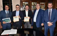 Con los libros de 170 años de la Asociacion Española 2