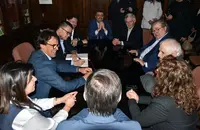 Firma en el libro de honor del Hogar