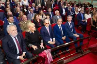 OURENSE   12,00 h.-            O presidente da Xunta, Alfonso Rueda, acompañado do conselleiro de Emprego, Comercio e Emigración, José González, asistirá ao acto de entrega do premio Ourensanía 2024 a Olegario Vázquez Raña. No Teatro Principal (rúa da Paz, 9)